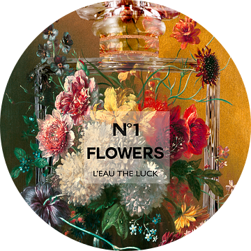 Stilleven met bloemen in een parfumfles