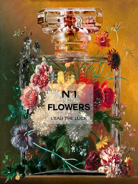 Stillleben mit Blumen in einer Parfümflasche von Dennisart Fotografie