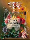 Stilleven met bloemen in een parfumfles van Dennisart Fotografie thumbnail