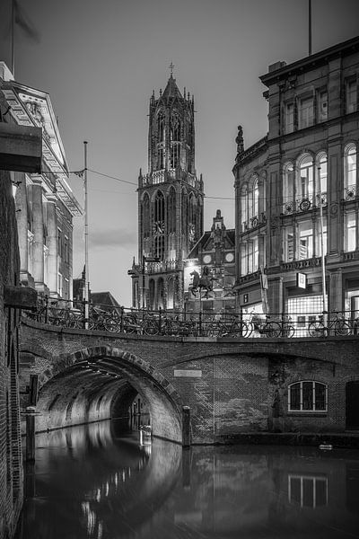 De dom en oude gracht in zwart wit van Elles Rijsdijk