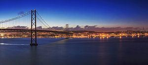 Lissabon und Ponte 25 de Abril - Panorama zur blauen Stunde
