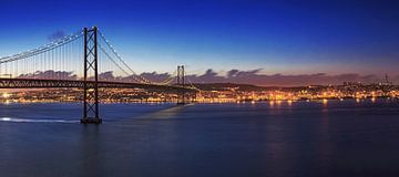 Lissabon und Ponte 25 de Abril - Panorama zur blauen Stunde