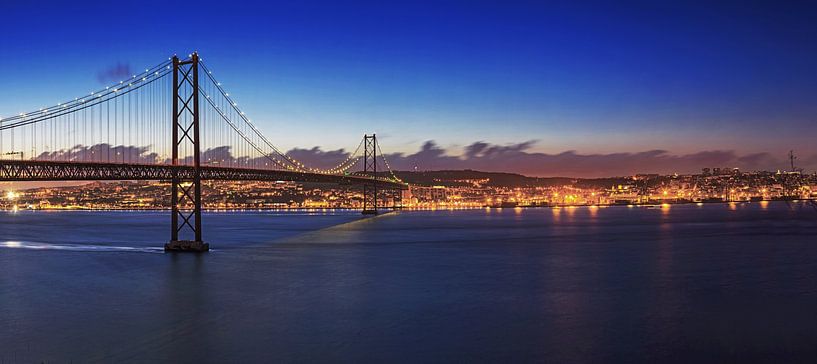 Lissabon und Ponte 25 de Abril - Panorama zur blauen Stunde von Frank Herrmann