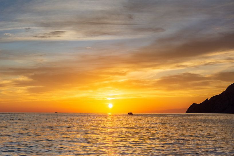 Fischer geht bei Sonnenuntergang nach Hause von Mark Scholten