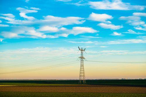 Hoogspanningsmast in de polder