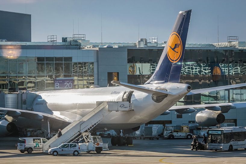 Passagiersvliegtuig op de luchthaven, Frankfurt van Christian Müringer