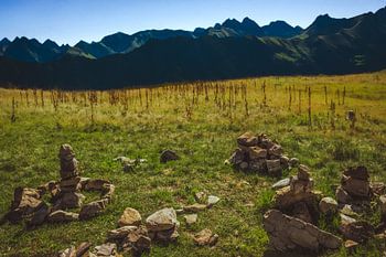 Les petits bonhommes de pierre dans les hautes montagnes — Les gardiens silencieux