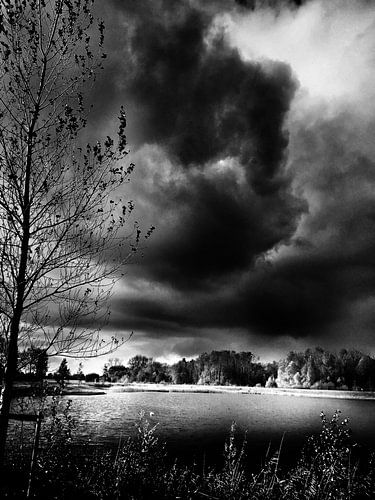 dreigende lucht boven water  