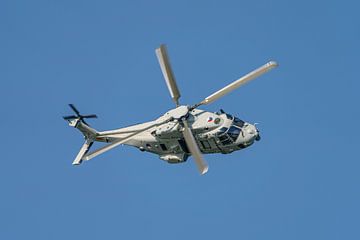 NH-90-Hubschrauber in Aktion während der Welthafentage 2022. von Jaap van den Berg