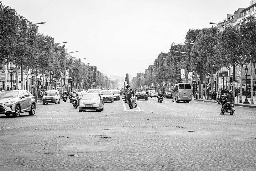 Paris, Avenue des Champs-Élysées by Elma Mud