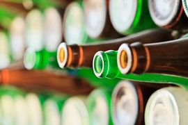 Mur fait des bouteilles de bière vides rouge et vert sur Tony Vingerhoets