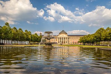 Kurhaus und Brunnen auf dem Bowling Green, Wiesbaden van Christian Müringer