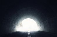 Donkere tunnel met licht en mist aan het eind van de tunnel van Besa Art thumbnail