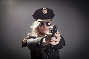 Polizistin mit Waffe