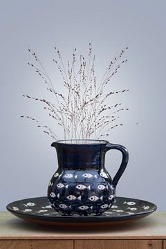 Vase mit Schale gefüllt mit Grashalmen