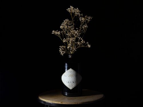 Gin-Flasche mit trockenem Bouquet