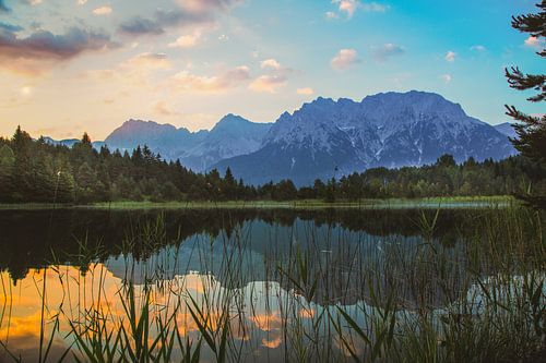 Avondgloed aan het Luttenmeer - spiegel van de bergen