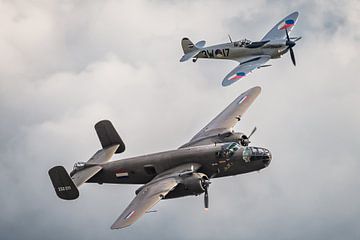 B-25 Mitchell en Supermarine Spitfire van KC Photography