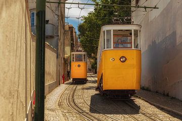 Portugese gele kabeltram in Lissabon van ingrid schot