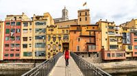 Meisje op brug in Girona, Spanje van Jessica Lokker thumbnail