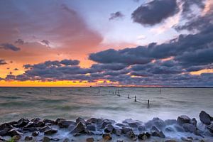 Visnetten in een stormachtig IJsselmeer sur Mark Scheper