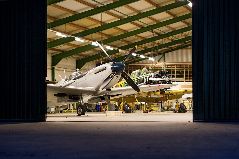 Hangar in de nacht van Floris Oosterveld