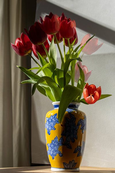 Vase blue dream met rode tulp van Susan Hol