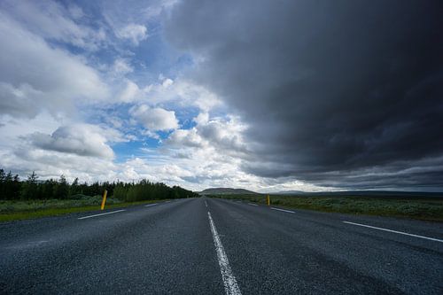 Islande - Autoroute vide sous des nuages d'orage sombres