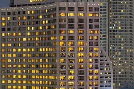Halos nocturnes au-dessus de Bangkok