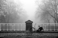 Fiets op een brug in de Mist van Niels Eric Fotografie thumbnail