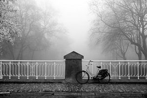 Fiets op een brug in de Mist