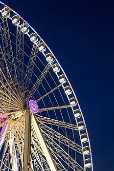 Verlicht reuzenrad, Grande Roue de Paris, in Parijs in de avond.