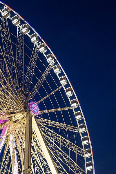 Beleuchtetes Riesenrad, Grande Roue de Paris, in Paris bei Nacht. von Angeline Dobber
