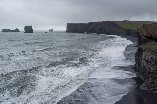 Islande - Côte rugueuse et plage noire de Reynisfjara