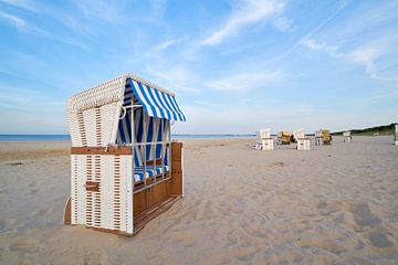 Strandstoelen aan het strand van de Duitse Oostzeekust van Heiko Kueverling