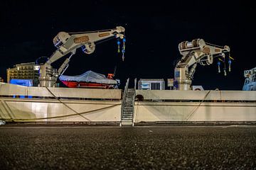 Des grues au milieu d'un bateau de pêche. sur MICHEL WETTSTEIN