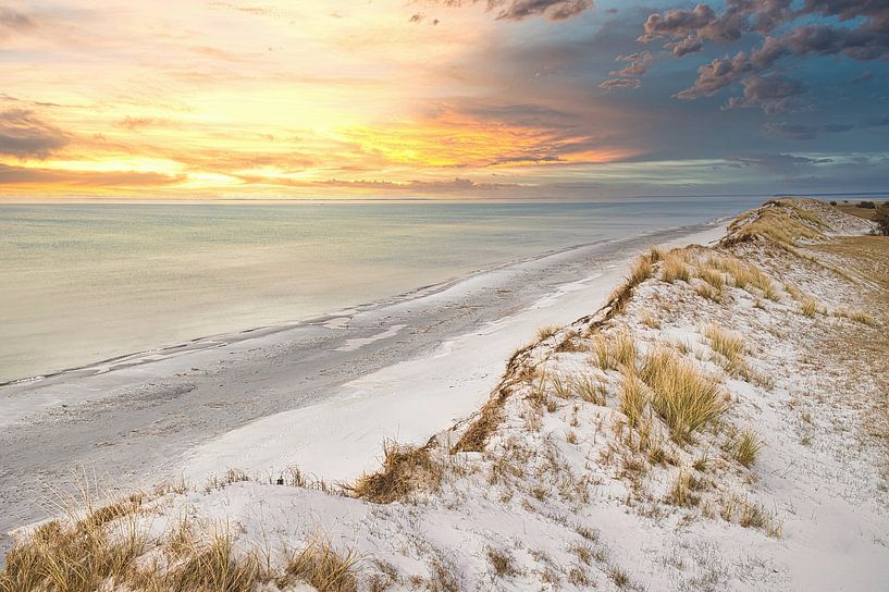 Op het Oostzeestrand met duinen van Martin Köbsch