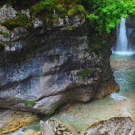 Spektakuläre Wasserfälle in den Bergen – hier trifft rohe Naturkraft auf atemberaubende Schönheit. Dieses Naturfoto zeigt das Spiel von Wasser, Felsen und Licht in seiner ganzen Energie: tosende Ströme, sprühende Gischt und die ungebändigte Kraft der Alpen. Ein Motiv, das Bewegung und Leben in jeden Raum bringt – perfekt als Wandbild, Leinwanddruck oder Fine-Art-Print für Liebhaber von Naturgewalt, Bergen und Abenteuern. von Miriam Schwarzfischer Fotografie