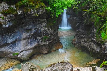 Des chutes d'eau spectaculaires dans les montagnes - ici, la force brute de la nature rencontre une beauté à couper le souffle. Cette photo nature montre le jeu de l'eau, des rochers et de la lumière dans toute son énergie : des torrents rugissants, des embruns jaillissants et la force indomptable des Alpes. Un motif qui apporte du mouvement et de la vie dans chaque pièce - parfait comme tableau mural, impression sur toile ou impression fine art pour les amoureux de la force de la nature, des montagnes et de l'aventure.