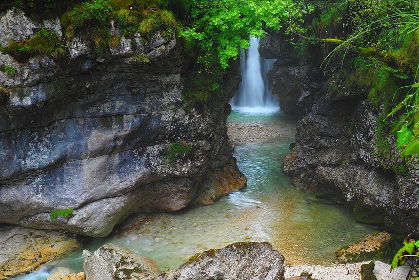 Spektakuläre Wasserfälle in den Bergen – hier trifft rohe Naturkraft auf atemberaubende Schönheit. Dieses Naturfoto zeigt das Spiel von Wasser, Felsen und Licht in seiner ganzen Energie: tosende Ströme, sprühende Gischt und die ungebändigte Kraft der Alpen. Ein Motiv, das Bewegung und Leben in jeden Raum bringt – perfekt als Wandbild, Leinwanddruck oder Fine-Art-Print für Liebhaber von Naturgewalt, Bergen und Abenteuern. von Miriam Schwarzfischer Fotografie