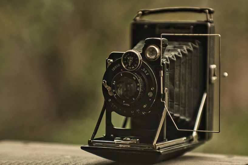 Appareil photo ancien photographié avec un appareil neuf et un vieil objectif par Jolanda de Jong-Jansen