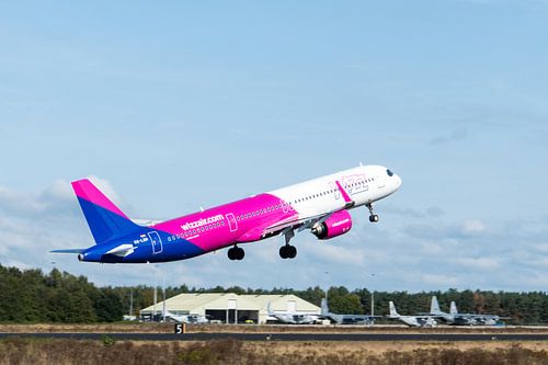 Der Airbus A321-271NX von Wizz Air fliegt vom Flughafen Eindhoven ab. von Wim Stolwerk