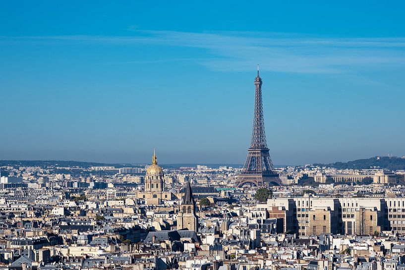 View to the Eiffel Tower in Paris, France by Rico Ködder