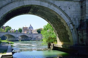 Een boog van de Ponte Sant'Angelo van Frank's Awesome Travels