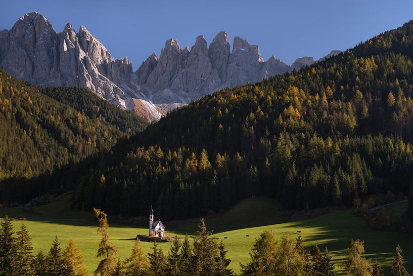 Die Kirche San Giovanni in Val di Funes von Anges van der Logt