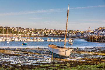 Zeilboot bij eb in de haven van Camaret-sur-Mer, Bretagne van Christian Müringer