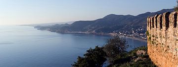 Panorama foto van de kustlijn en het fort van Alanya, Turkije.
