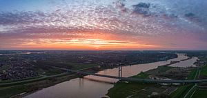 Hängebrücke über den Fluss IJssel von oben gesehen