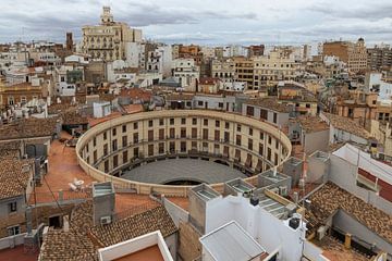 Uitzicht over het ronde plein in Valencia Spanje van Sander Groenendijk