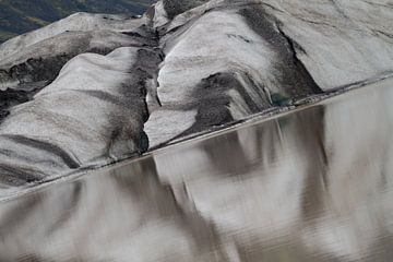 Gletsjer op IJsland, met schuine weerspiegeling in een gletsjermeer van Anne Ponsen